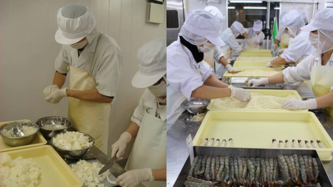 這間佛系海鮮加工廠員工的作業畫面。圖/翻攝自臉書
