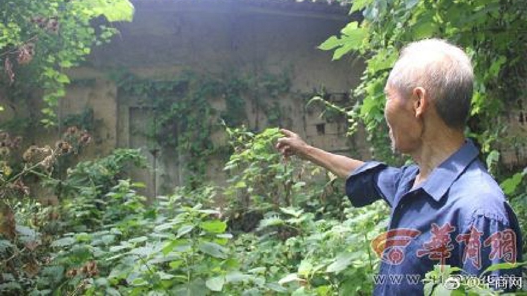 死者李姓夫妻的堂弟說,他們的子女將兩老的遺體放在這,都已經飄出屍臭味。(圖/翻攝自華商網微博)