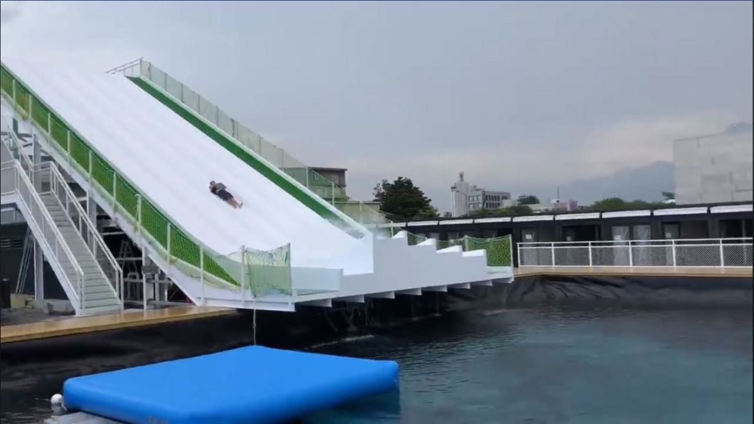 圖／翻攝自台灣水上彈跳網 還沒拿到執照　滑水樂園偷跑讓民眾「試玩」被抓包