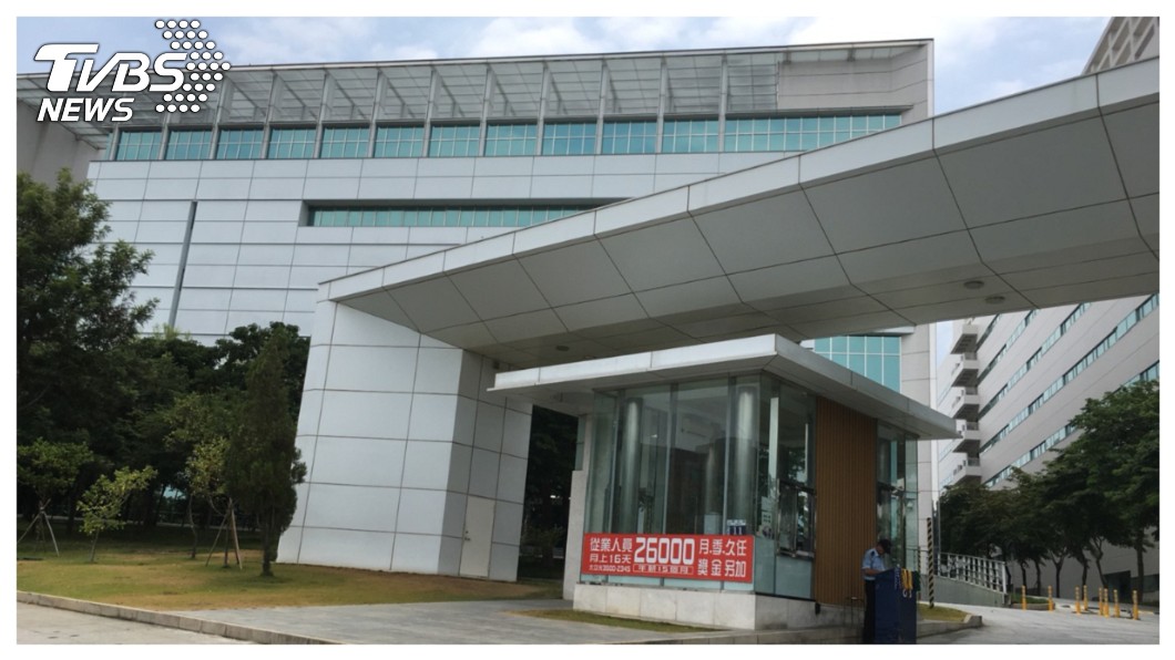 今年第二季中國手機大廠華為市佔率首度超越蘋果,採用首創三鏡頭旗鑑機P20 Pro,光學鏡頭正是由大立光供貨,隨著中國手機大廠與蘋果訂單的消長,大立光決定不斷全面擴廠,努力吃下所有高階鏡頭產能,以防客戶轉單,養虎為患。 圖/TVBS