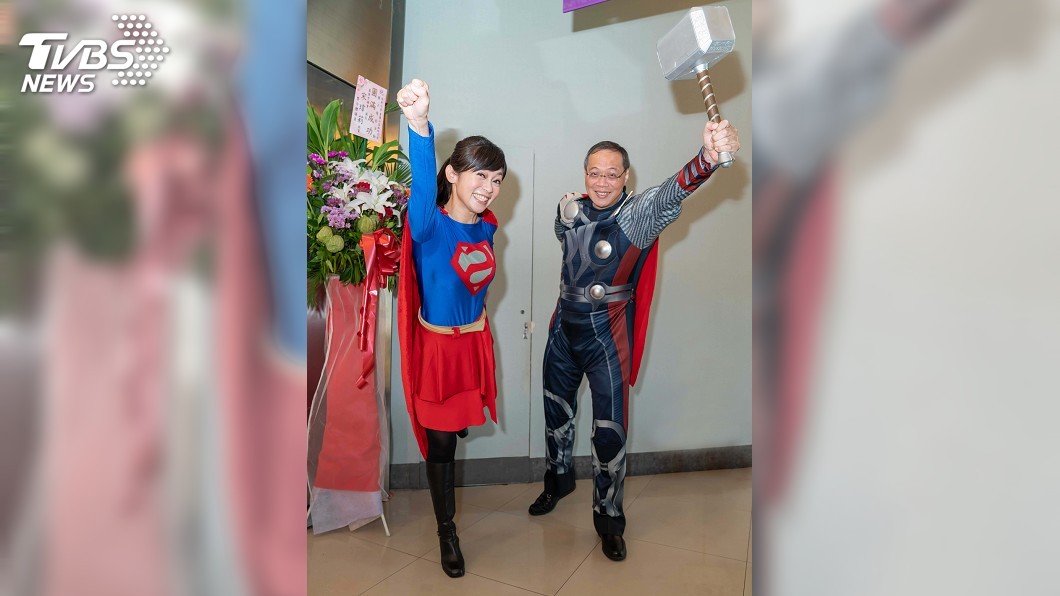 主持人鄭凱云化身健康女超人、基隆長庚醫院長陳建宗變身雷神,圖/TVBS