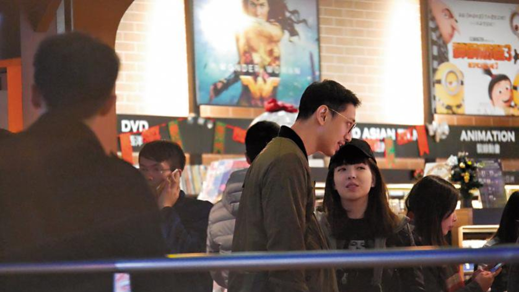 許瑋甯坦承戀情後曾毫無喬裝、大方和男友劉又年手牽手走在信義區。圖/鏡週刊