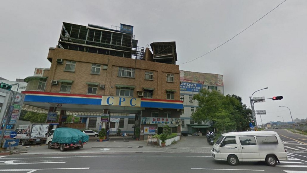新北市新莊區這間加油站上方有著3層樓的鴿舍，超大違建民眾在4年前就舉報。(圖／翻攝自Google Map)