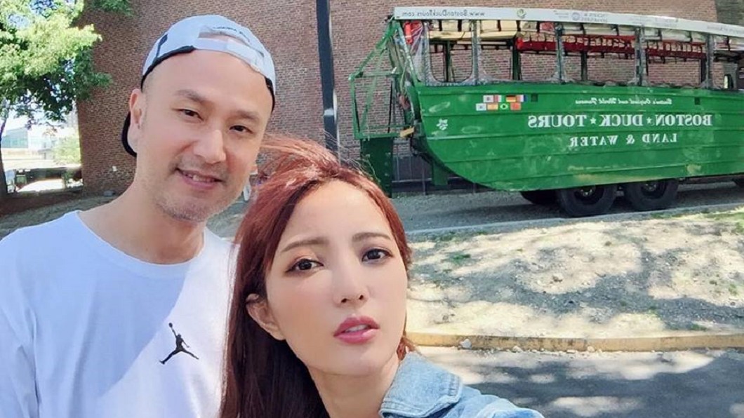 黃美珍和老公Tony結婚4年,6月時曾透露夫妻倆想趕快有個孩子,因此積極在做人,不料現在又得面對耳朵的病情,讓她相當困擾。圖/翻攝自黃美珍臉書