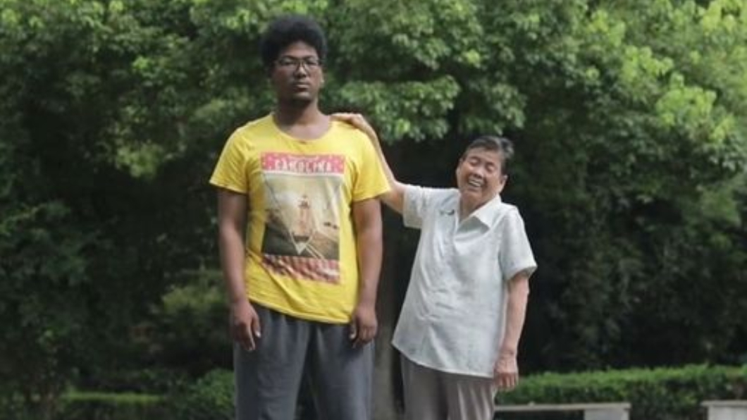 朱奶奶省吃儉用將男嬰拉拔長大。(圖/翻攝自微博)