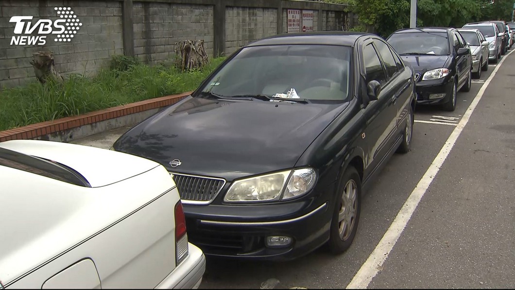 在台灣，於公有停車格停放超過7天，會先被貼通知警告，置之不理車輛將被拖至保管場處置。(圖片來源/ TVBS)