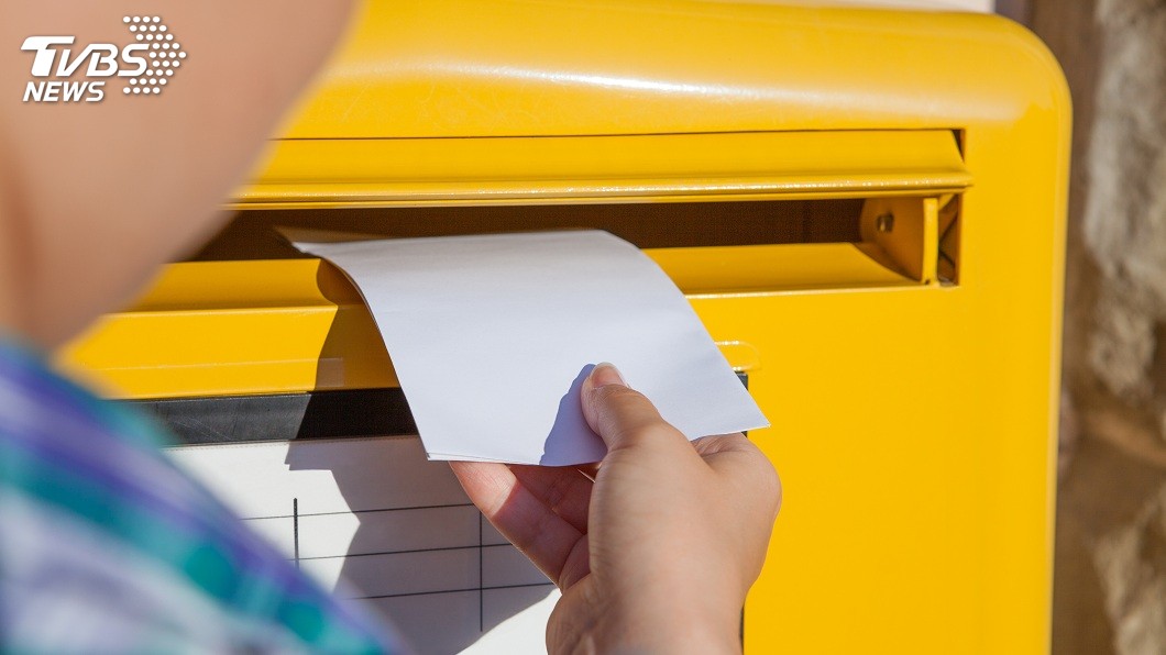 印度一名離譜郵差，10年間囤積了超過6千封郵件未寄送到收件人手上。(示意圖／TVBS)