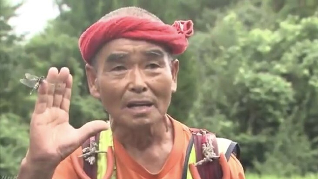 日本一名78歲的老翁尾畠春夫，他僅花了1小時的時間，就找到失蹤3天的男童。(圖／翻攝自推特)