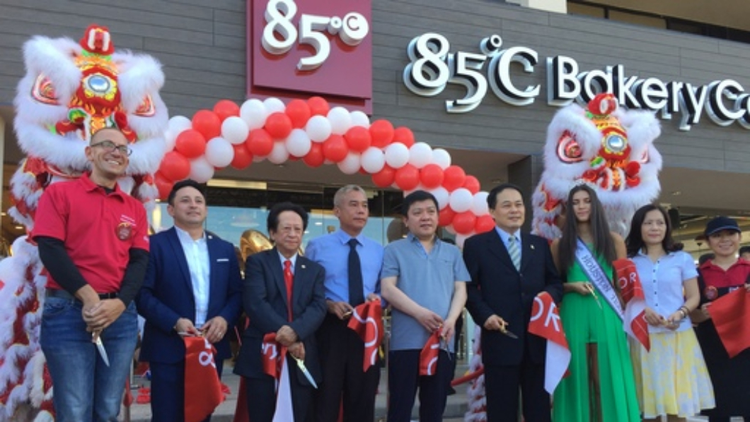 85度C全球第一千家門市去年在美國德州開幕,不僅休士頓市長出席剪綵,還宣布當天是85度C品牌日,引發當地華人圈熱議;去年85度C馬不停蹄在美國德州和南加州開設中央工廠,全力投入美國展店,預計未來5年可展店150家。左排第五為85度C創辦人吳政學。 圖/中央社