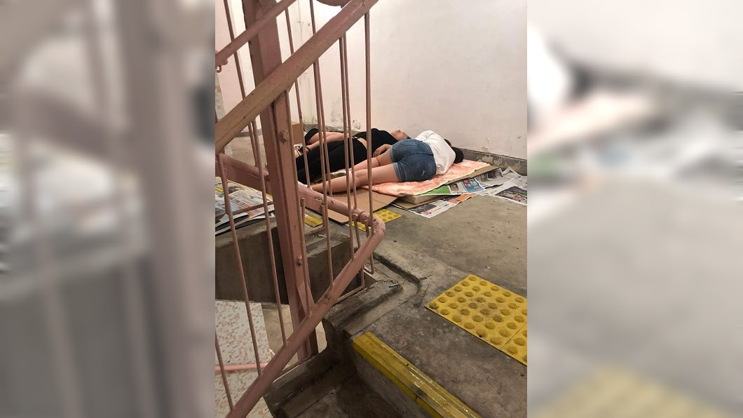 有香港民眾分享3名女子就直接睡在樓梯間，引發網友的熱議。(圖／翻攝自臉書社團「‎PLAY HARD 玩硬」)