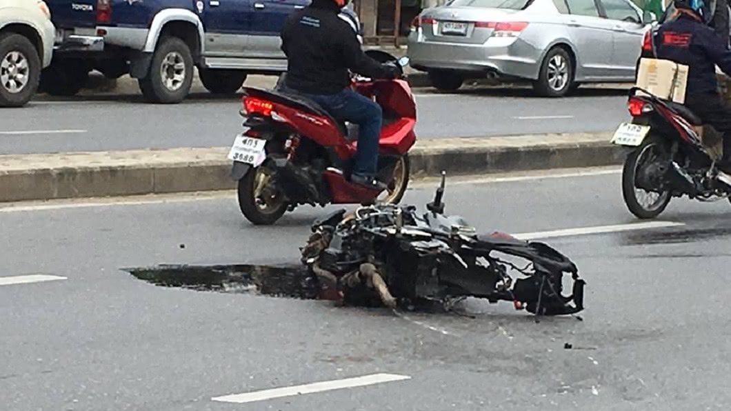 泰國日前發生一起死亡車禍，一名重機騎士疑似車速過快失控自撞分隔島身亡。(圖／翻攝自Sakchai Chouywan臉書)