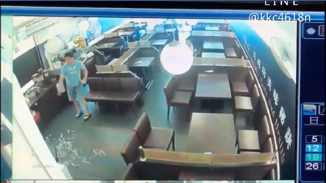 男子接著把擺在一旁的餐具弄倒在地。(圖/翻攝自黑色豪門企業臉書粉絲團)