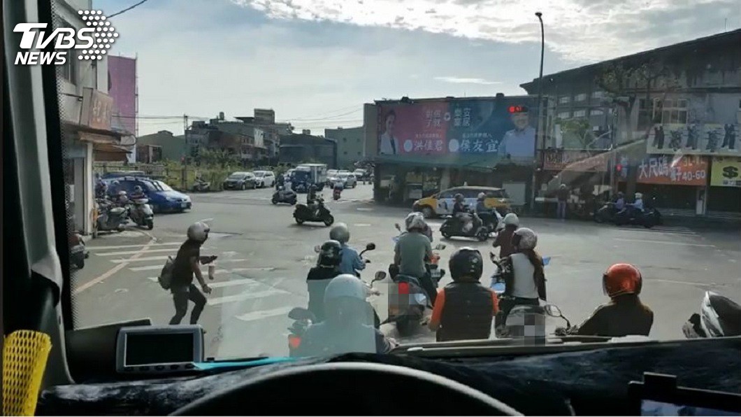 大貨車前方就有一堆機車在停等紅綠燈。(圖/張姓網友授權提供)