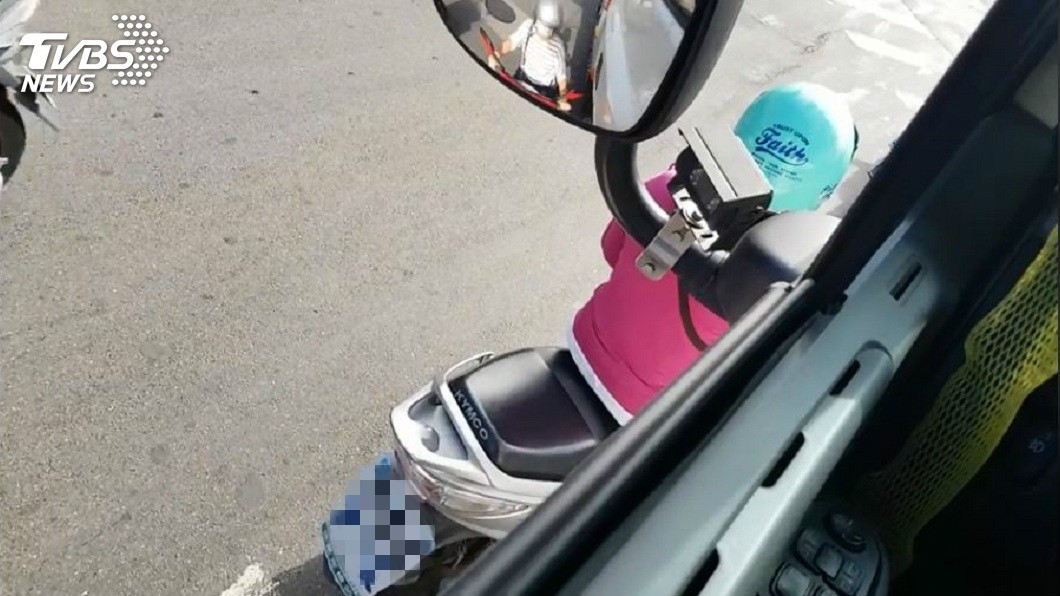 之後網友也從車窗探頭出去看,發現女騎士就停在他的左前方,正好就是視線死角看不到的地方。(圖/張姓網友授權提供)