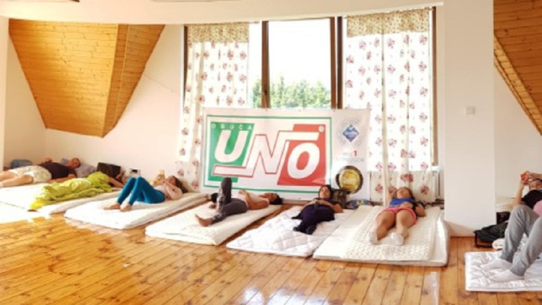 圖／翻攝自 Etno selo Montenegro - Brezna Ethno Village Montenegro 「懶人奧運」躺著賺28K　參賽者超懶不到一半參加