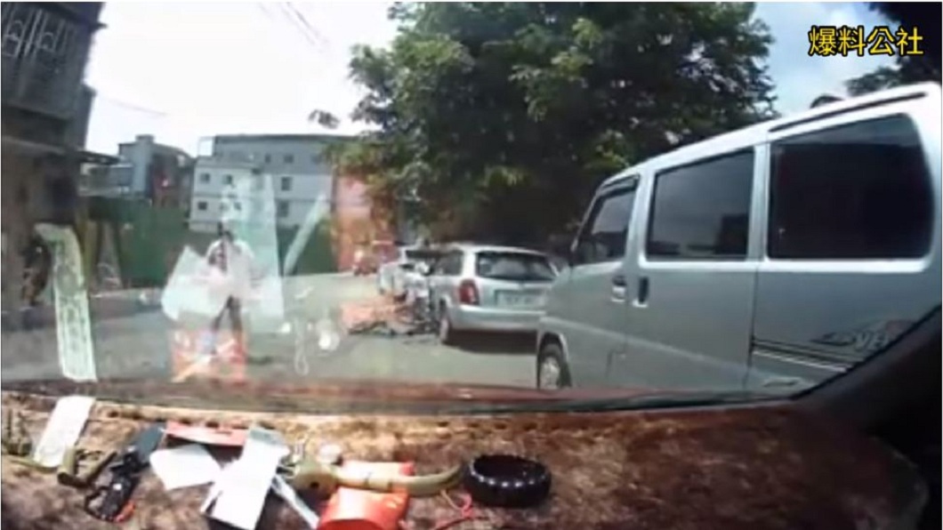 單車女被這突如其來的一推,整個人重心不穩撞到停在一旁的機車。(圖/翻攝自YouTube)