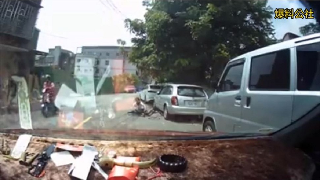 推人的女騎士事後騎車離開。(圖/翻攝自YouTube)