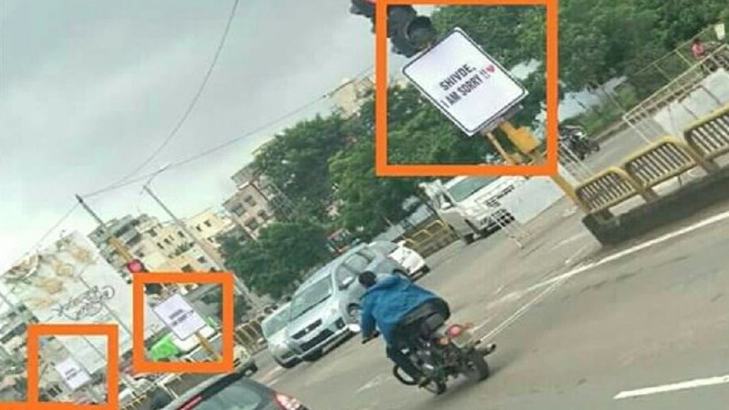 印度一名富二代為了要祈求女友原諒，竟自製道歉海報張貼在路標上。(圖／翻攝自推特)