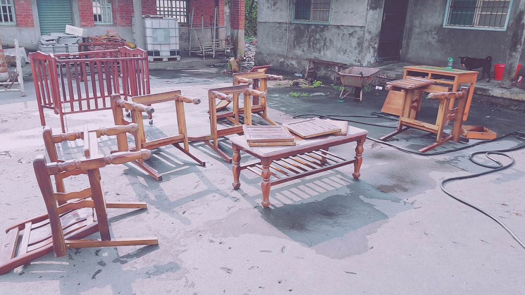 網友姜古厝的木製桌椅全都搬出來整理一番。(圖/PTT網友kaiming7955授權提供使用)