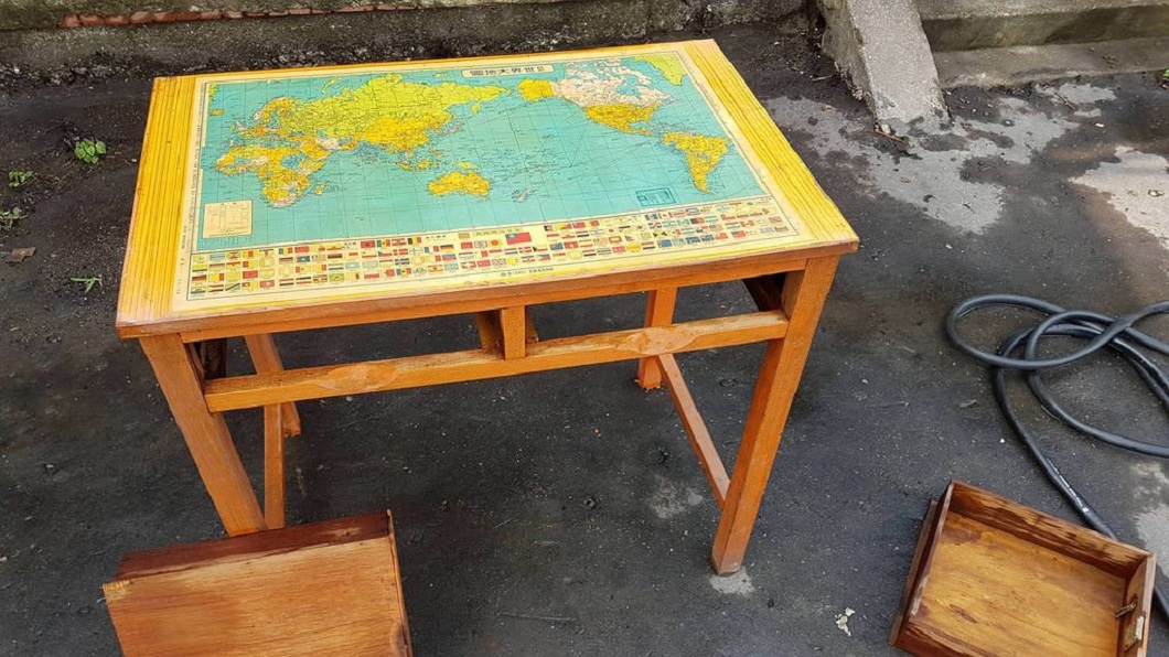 有網友日前整理自家古厝時，發現當年的舊桌椅，上面還印有世界地圖。(圖／PTT網友kaiming7955授權提供使用)