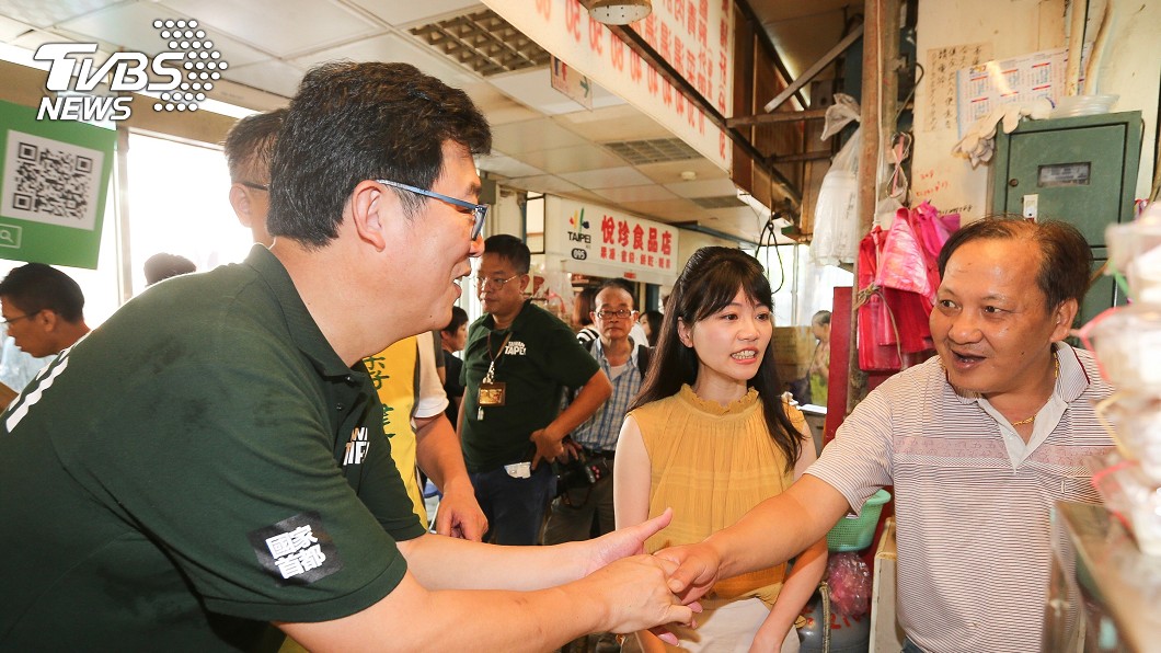 高嘉瑜(右2)今陪台北市長參選人姚文智到市場掃街。圖／中央社