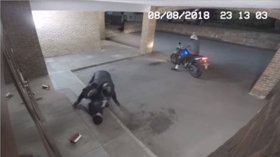 國外一起搶劫事件，男子遭豬隊友被磚頭砸暈。(圖／翻攝自YouTube)