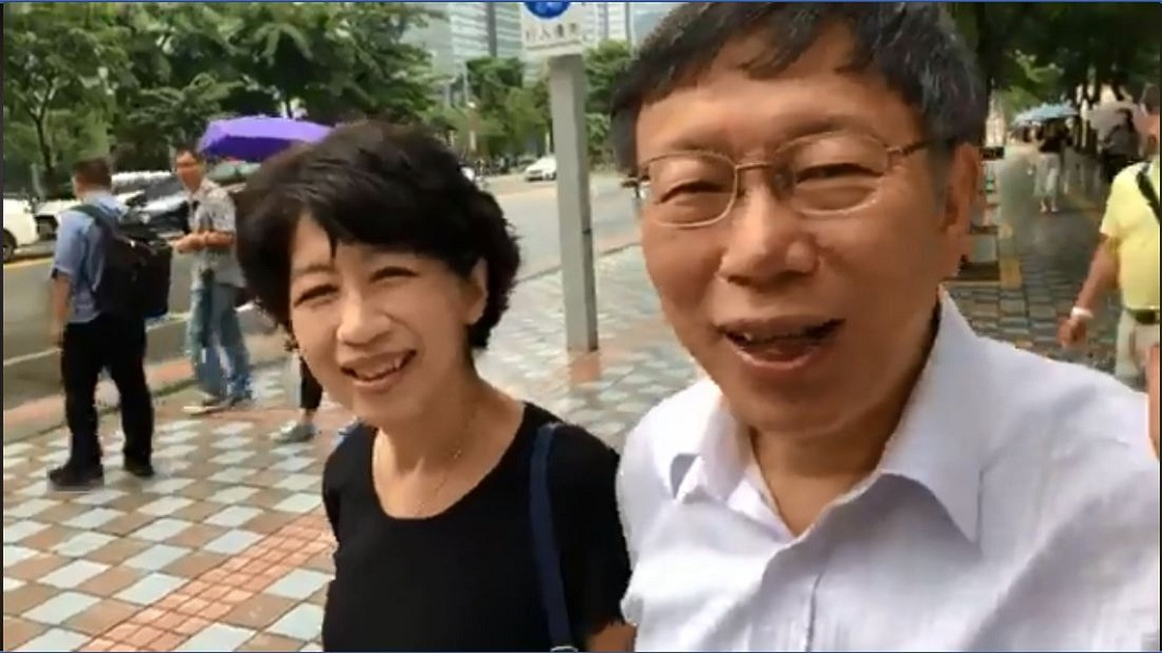 2人在走進簽書會的現場前,夫人陳佩琪一度抱怨柯文哲走太快都不等她。(圖/翻攝自柯文哲臉書直播)
