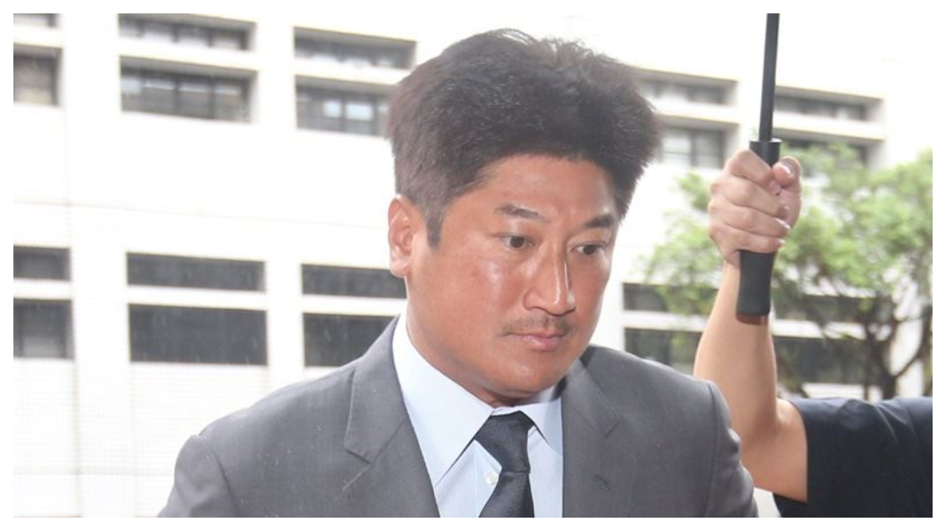 因紅火案,辜仲諒至今一直回不了原本屬於他的金控董座大位。12年間不僅遭通緝官司不斷、甚至與他的前妹婿、因紅火案同遭通緝的關鍵要角陳俊哲跨海對質,親人變成對薄公堂。一心想在台灣金融界大展鴻圖的辜仲諒,卻為了10億元的紅火案,人生付出極大的代價! 圖/中央社