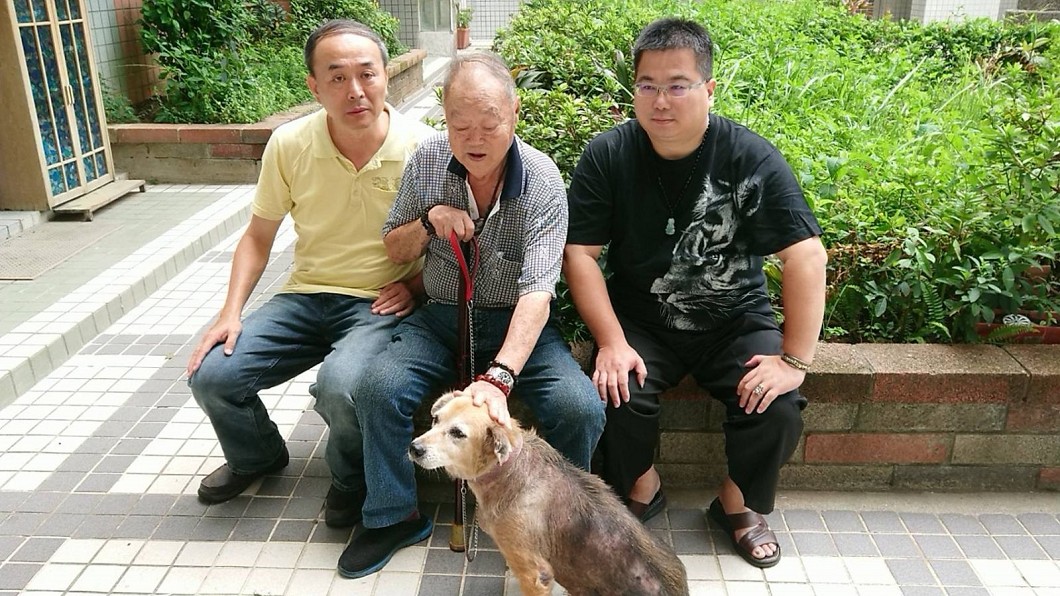動保處長(左)與照生會執行長(右)到劉伯伯住處表達關心。圖/新北市動保處