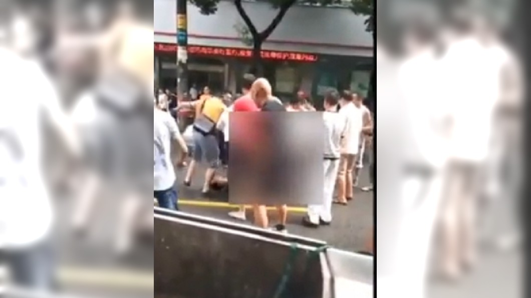路過民眾將全裸男子暴打一頓。圖/翻攝自YouTube