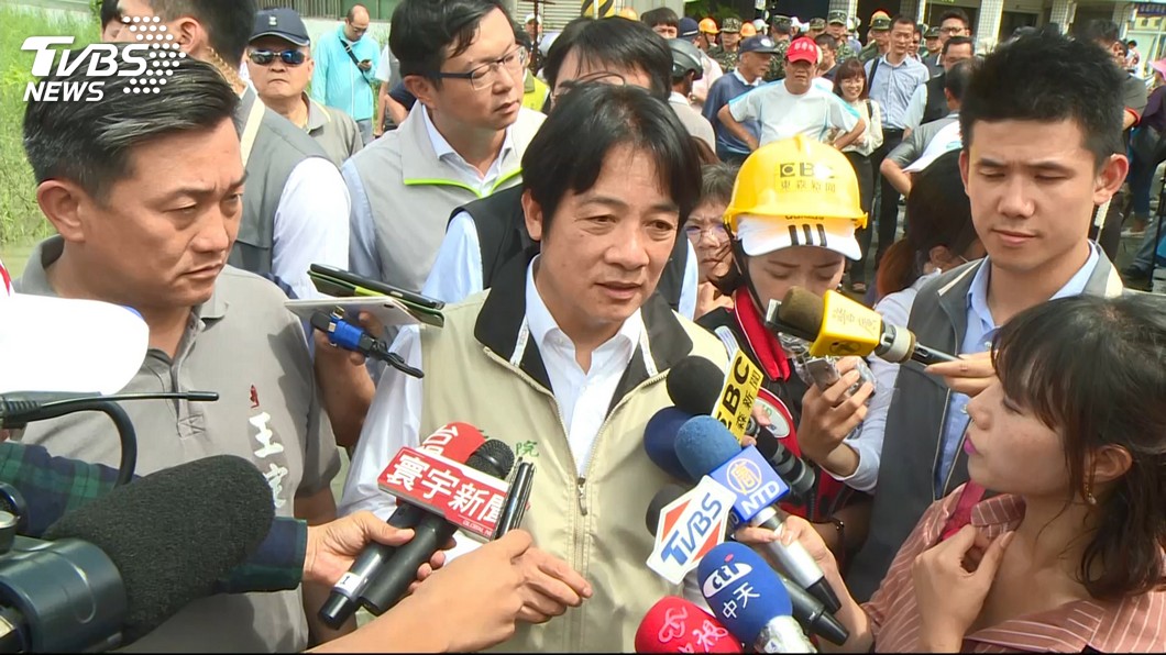 立委王定宇(左)曾說台南市的治水預算若有台北市的經費就不會淹,但現在統計近13年政府編列的預算,台南市是全台所有縣市之冠。(圖/TVBS)