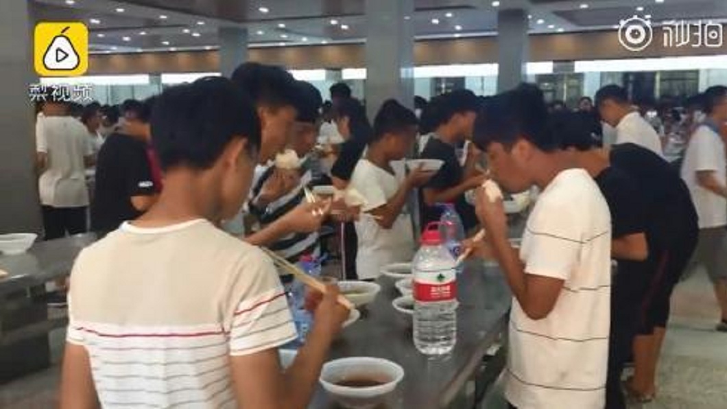 河南一所高中將餐廳椅子收起來，要學生們站著吃飯，引發外界議論。(圖／翻攝自陸網)