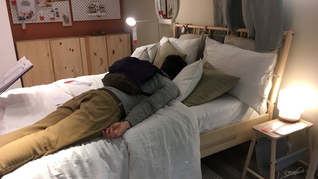 民眾紛紛上傳倒頭大睡的照片,意外幫IKEA打廣告。圖/翻攝自 推特