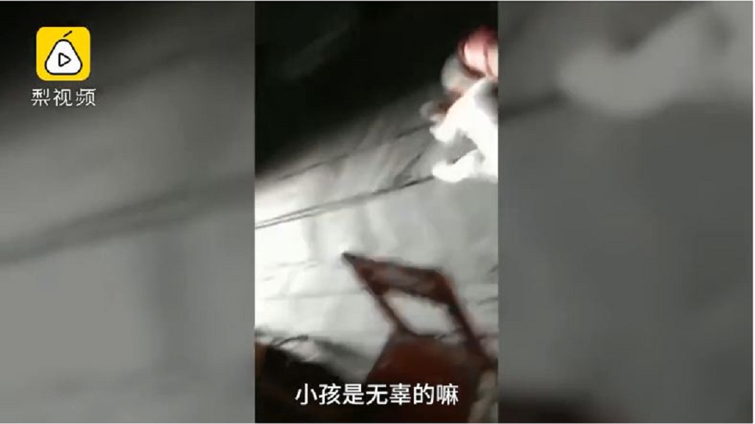 小王看到孩子被虐也十分傻眼,報警處理。(圖/翻攝自梨視頻)