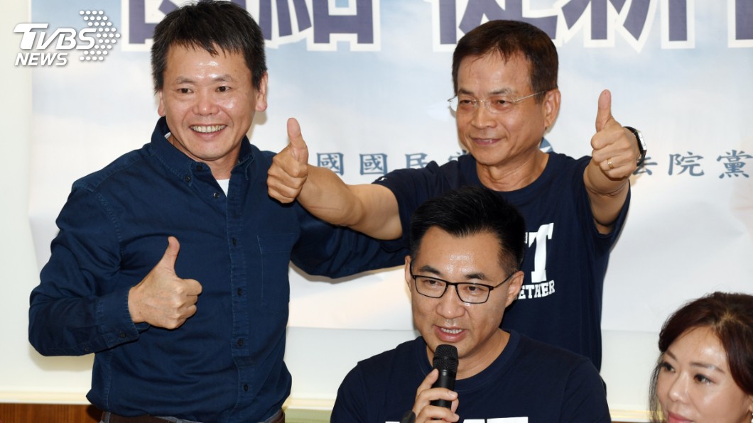 林為洲宣布為顧全大局退出新竹縣長選舉，藍委為他加油。圖／中央社