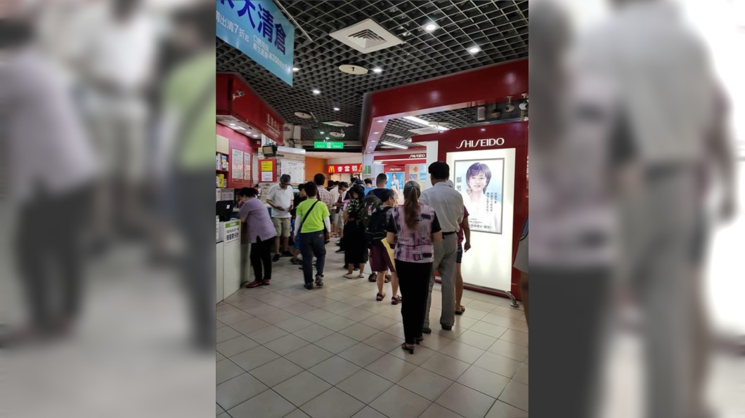 排隊人潮一路延伸到店外。圖/翻攝自爆廢公社