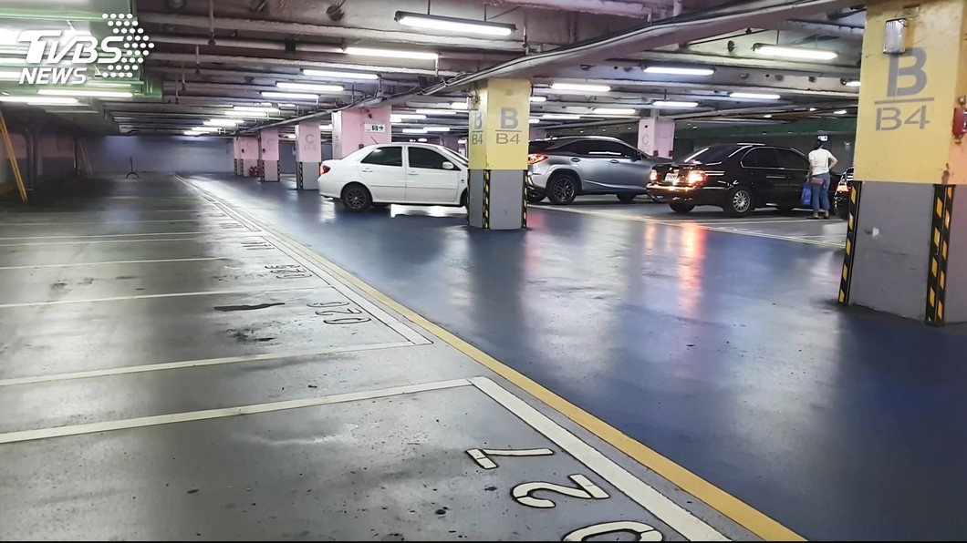 非要靠這麼近 百貨停車場2輛車 緊黏在一塊 停車格 車位 緊貼 Tvbs新聞網
