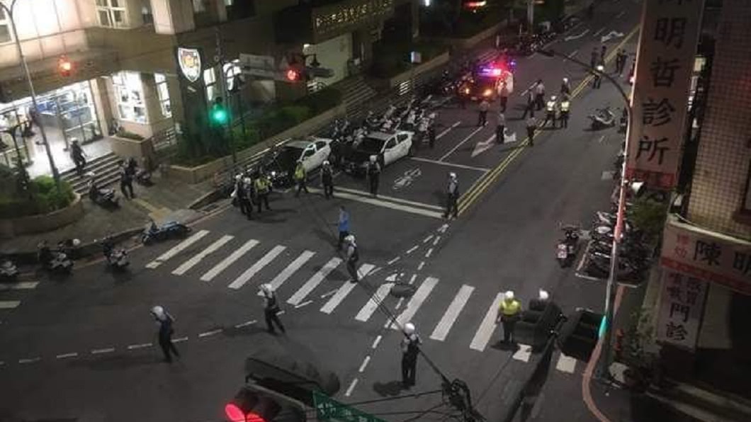 警方壓制這些屁孩的過程。(圖/翻攝自臉書社團「愛新莊」)