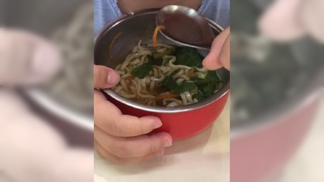 原PO圖說表示「早餐吃煮泡麵加青菜,打去學校問還說是鍋燒意麵!」圖/翻攝我是台中潭子人