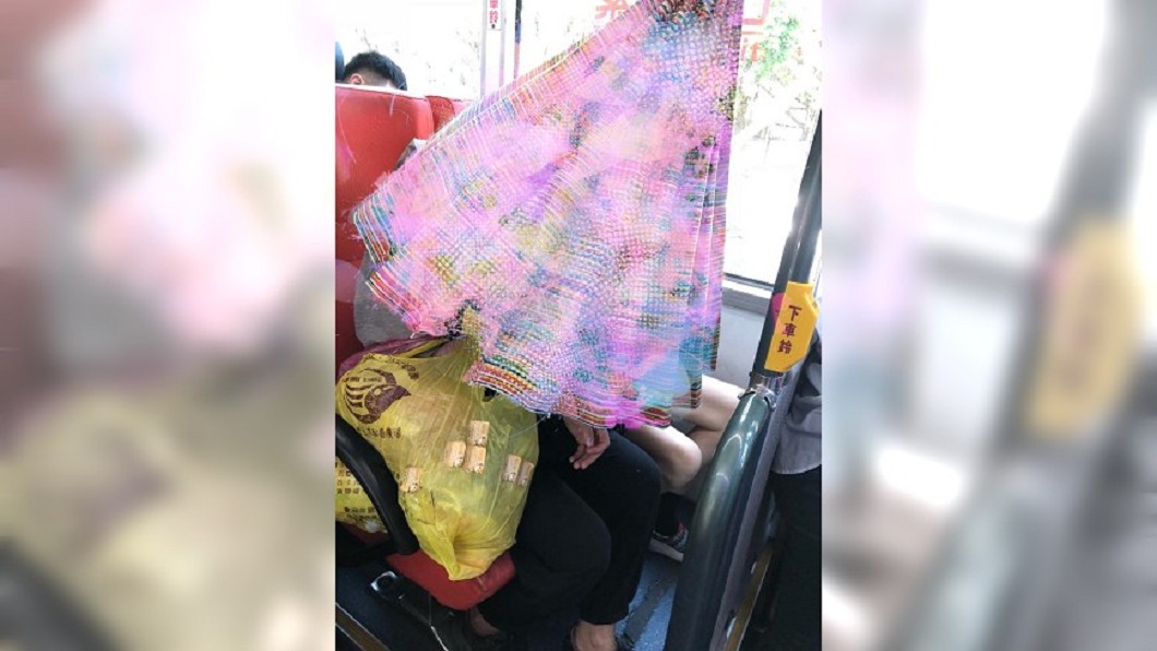 女乘客在公車撐傘，嚇壞其他人(照片經原PO變色處理)。圖／爆廢公社