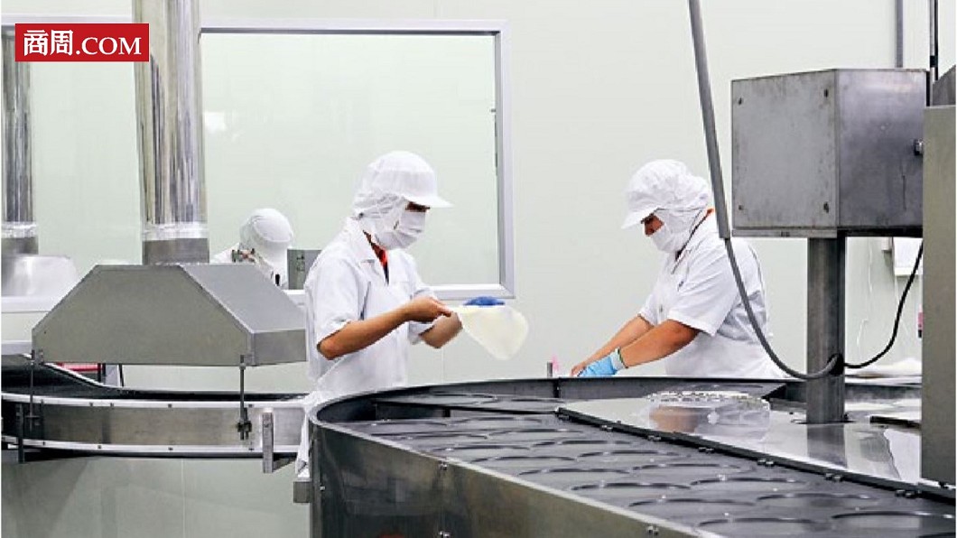 2千坪生產物流中心內，晨間廚房自行開發的自動蛋餅皮機最為醒目，一天可生產6千份餅皮，配送至全台門市。圖／商周