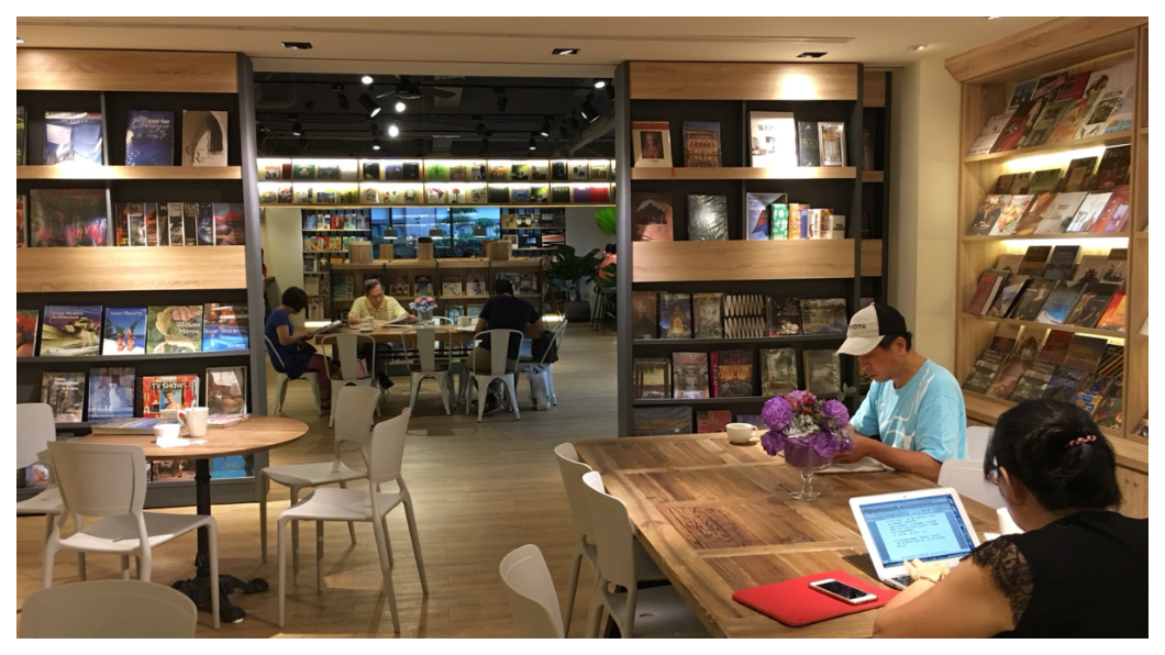 進入益品書屋,每人只需花費一百元,閱讀飲料無消費上限.戴勝益強調,身後所有財產,子女只能各分到5%,80%我都要拿來做公益,養益品書屋30年沒問題! 圖/TVBS