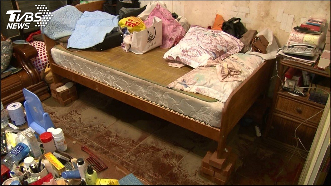 謝姓婦人的家裡還有被淹過的痕跡。(圖/TVBS)