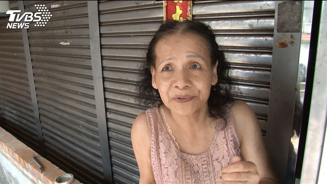謝姓婦人分享當天黃得倫下班後到她家幫忙清淹水的情況。(圖/TVBS)