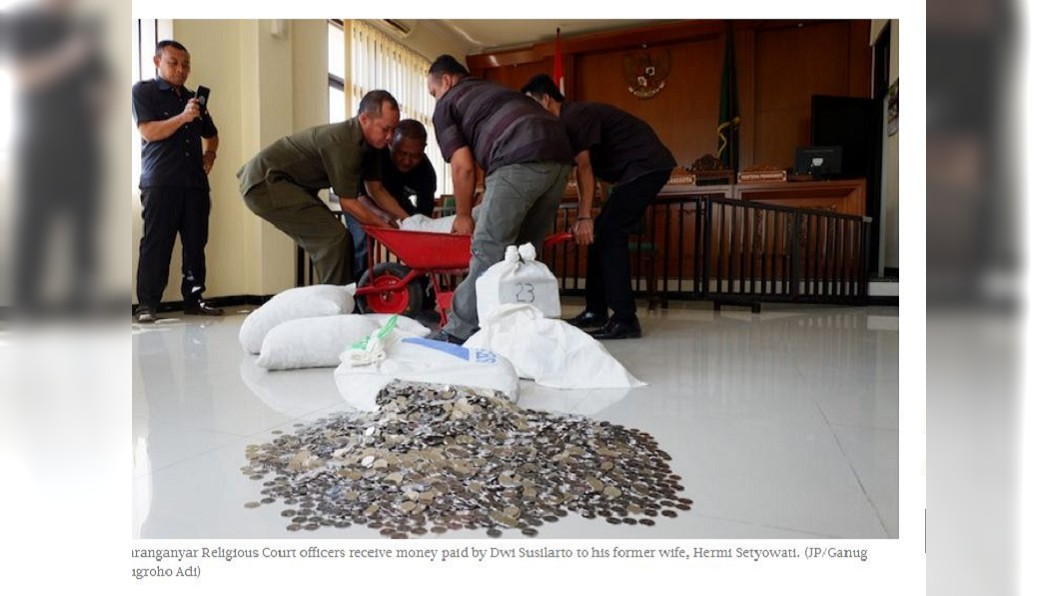 印尼一名人夫支付贍養費，竟然全數用硬幣，總重量達890公斤。(圖／翻攝自The Jakarta Post)