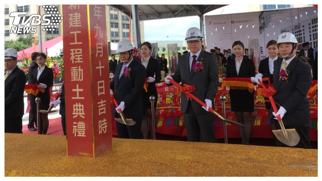 長榮創辦人張榮發二房獨子張國煒,7月簽定意向書,宣布星宇航空將砸1800億採購17架全新空巴廣體客機!創下國籍航空與空巴購機史上最大單筆訂單,在全球航空界近年來僅見;如今再投資30億在遠雄自貿港興建運籌中心,顯示投入航空業的決心。右二為張國煒。 圖/TVBS