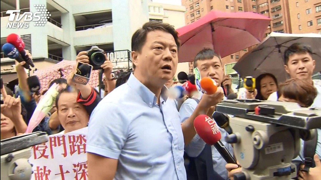 周錫瑋也一度大罵警察:為何要保護欺負台灣人的日本人?(圖/TVBS)
