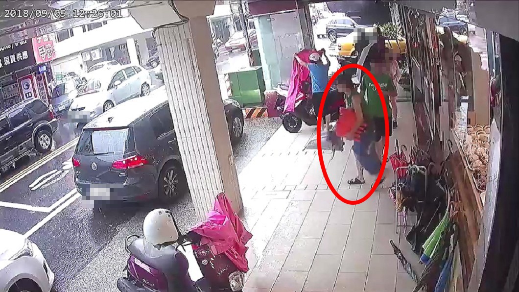 綠衣女子將禮盒搬上車。圖/翻攝自爆料公社