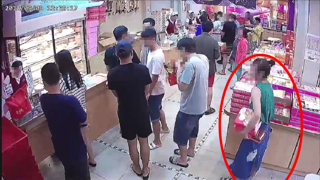 綠衣女子挑選第2次。圖/翻攝自爆料公社