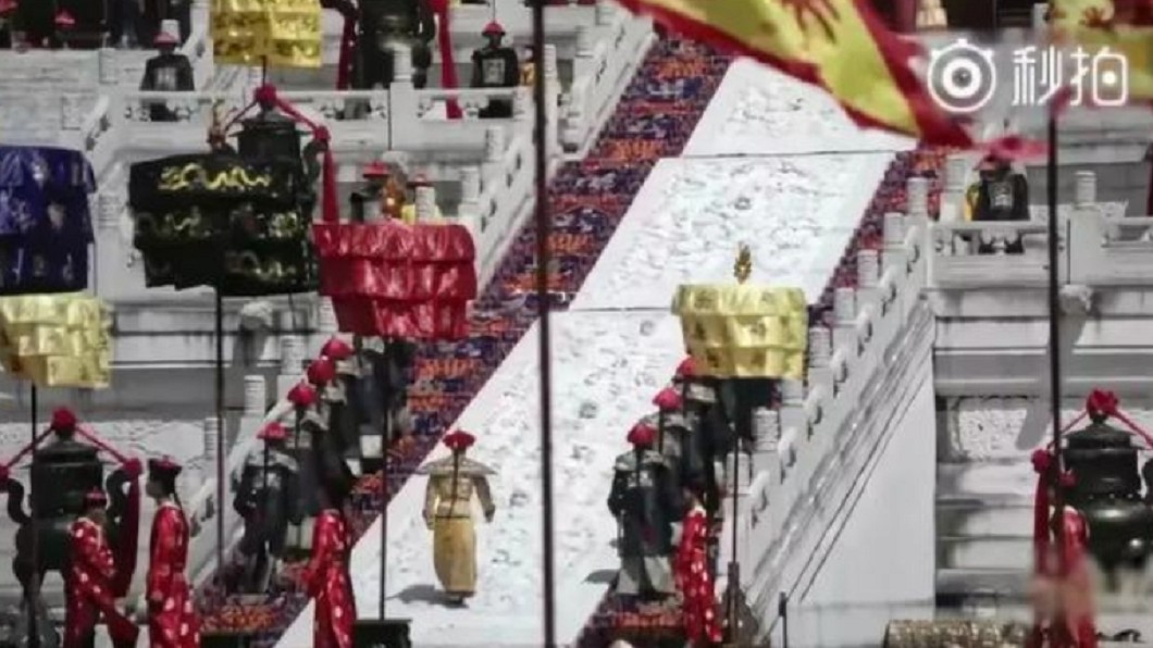 多部清宮劇的場景大多是出自專家楊占家之手,先由他畫出宮殿設計圖,再交由建築設計師改成工程圖打造。圖/翻攝自搜狐